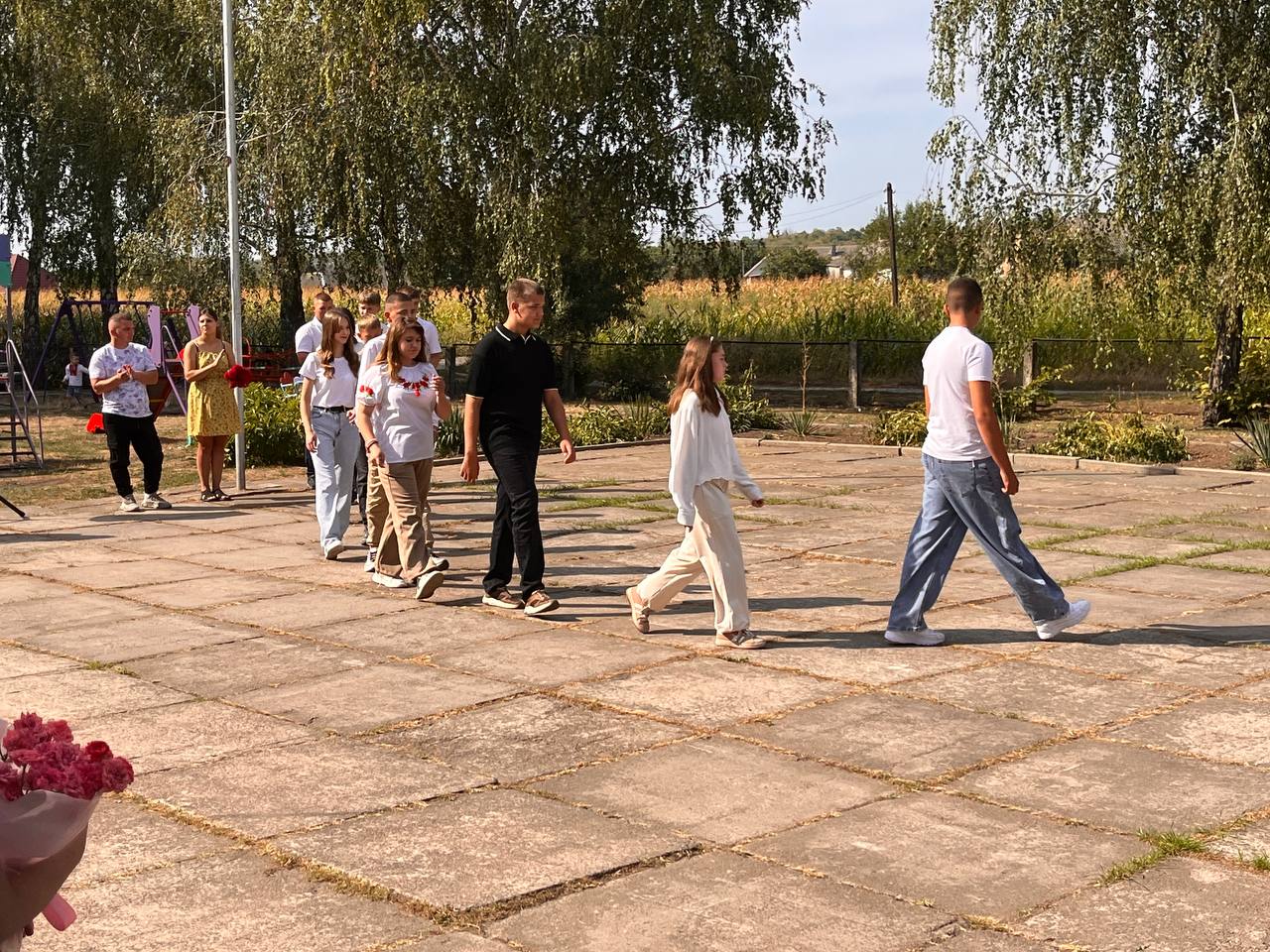 Учні проходять шкільним подвір'ям під час урочистостей
